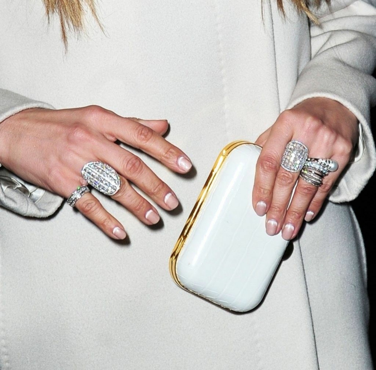 unghie french bianco decorate donna con manicure corta mani con anelli