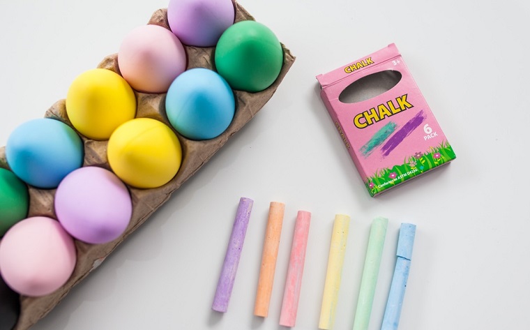 Lavoretti di pasqua per bambini, uova colorate con gessetti di vario colore 