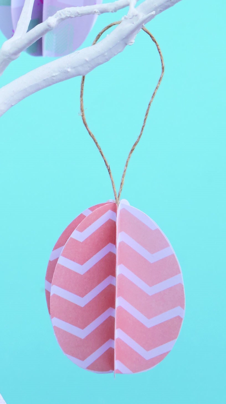 idea per addobbi di pasqua fai da te, un uovo 3d realizzato con della carta decorata
