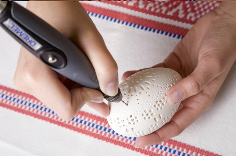 un esempio per come decorare le uova di pasqua effettuando dei buchi con un punteruolo