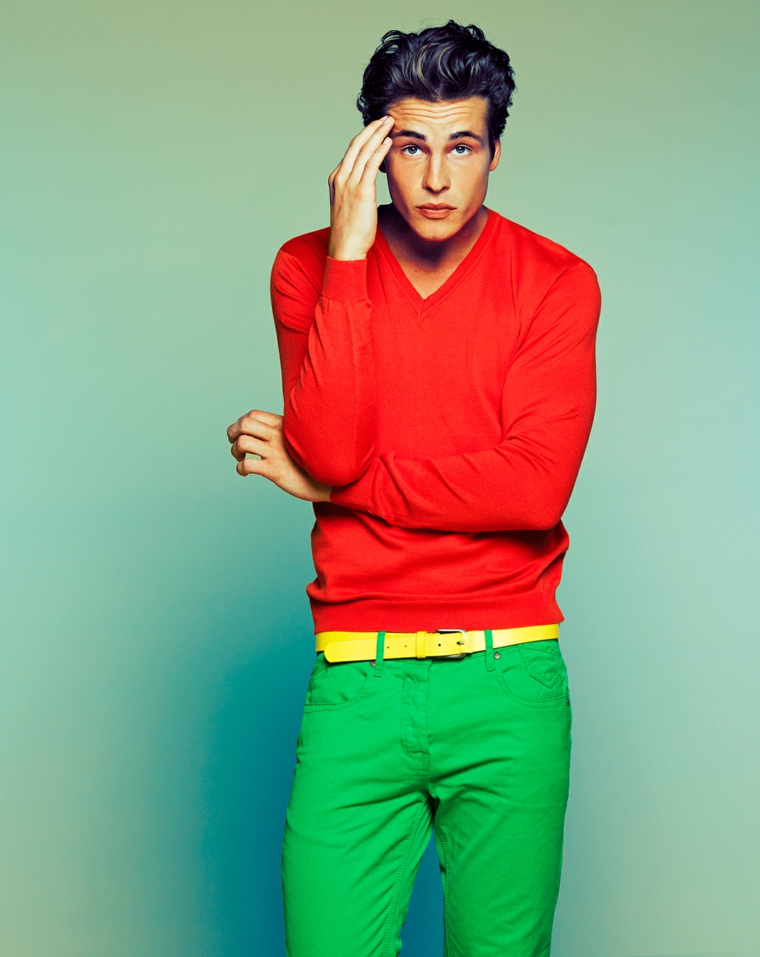 Abbinamento vestiti uomo, pantaloni chino di colore verde e maglione rosso 