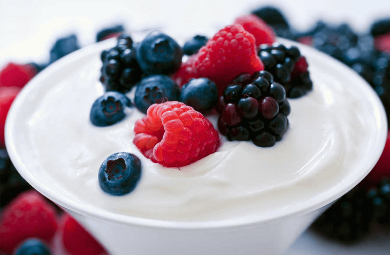 Ciotola con yogurt e frutti di bosco, idea per una colazione sana 