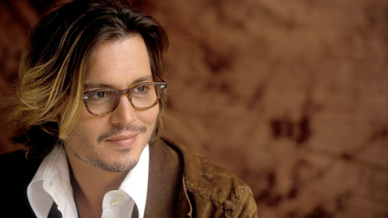 Uomini belli, l'attore Johnny Depp con i capelli lunghi di colore biondo degradè 