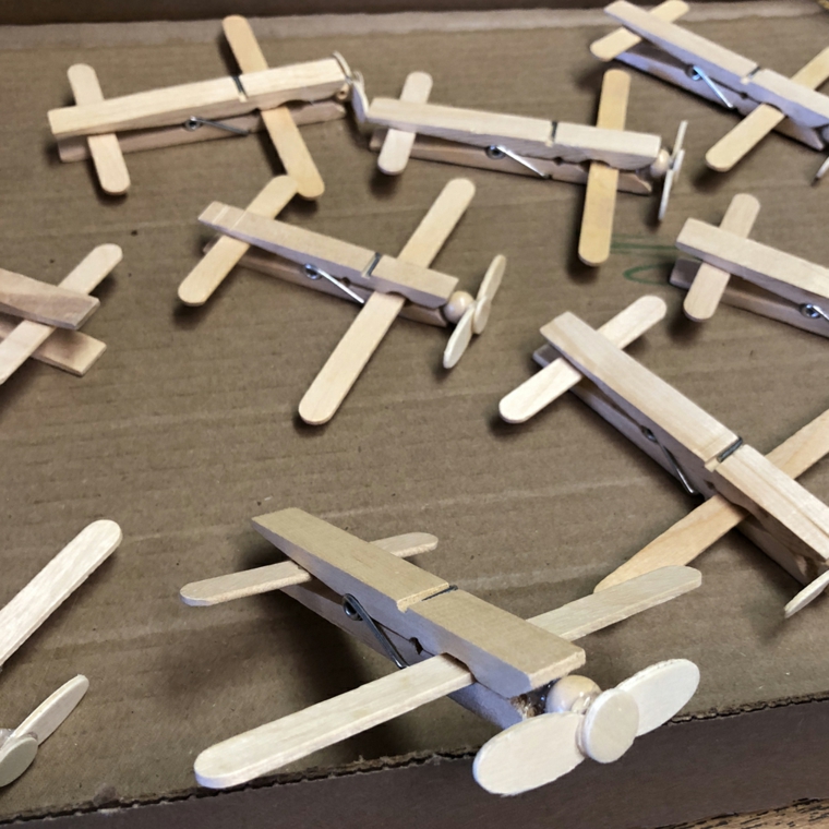 alcune idee festa del papà, degli aeroplani realizzati con delle mollette per il bucato in legno