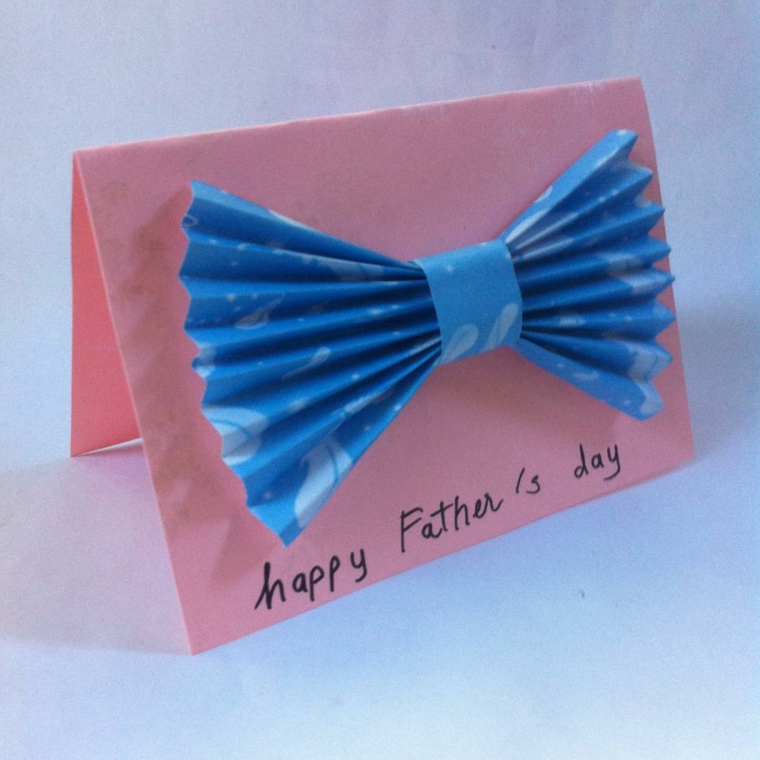 un papillon applicato su un biglietto di auguri: idee festa del papà semplici e veloci
