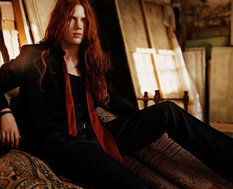 Abbigliamento casual uomo, capelli lunghi uomo di colore rosso, ragazzo giovane seduto 