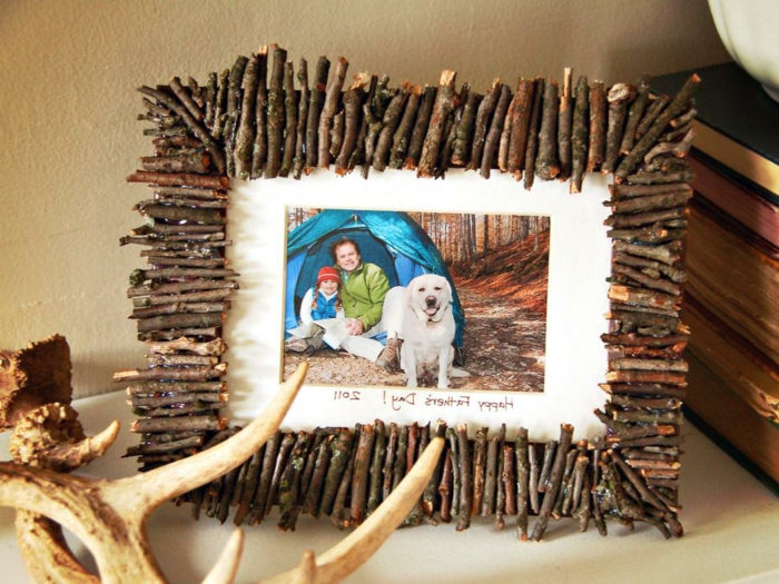 Idea regalo per la festa del papà, foto di un campeggio con cornice fai da te in legno 