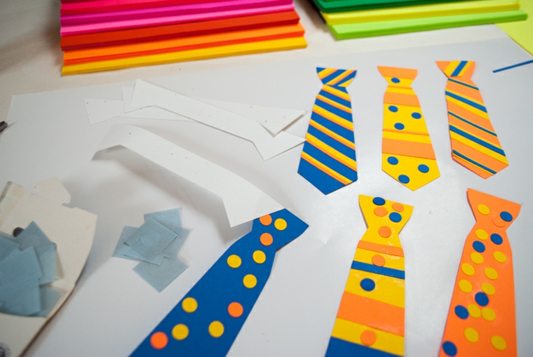 le decorazioni per i lavoretto festa del papà: delle cravatte realizzate con dei cartoncini