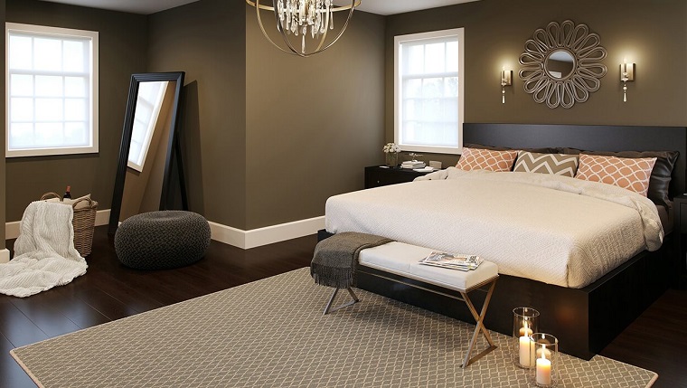 Camera da letto con pareti di colore marrone, case moderne interni, pavimento in legno e tappeto di colore beige 