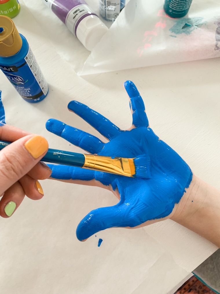 dipingere la mano con vernice blu festa del papà 2021 lavoretti