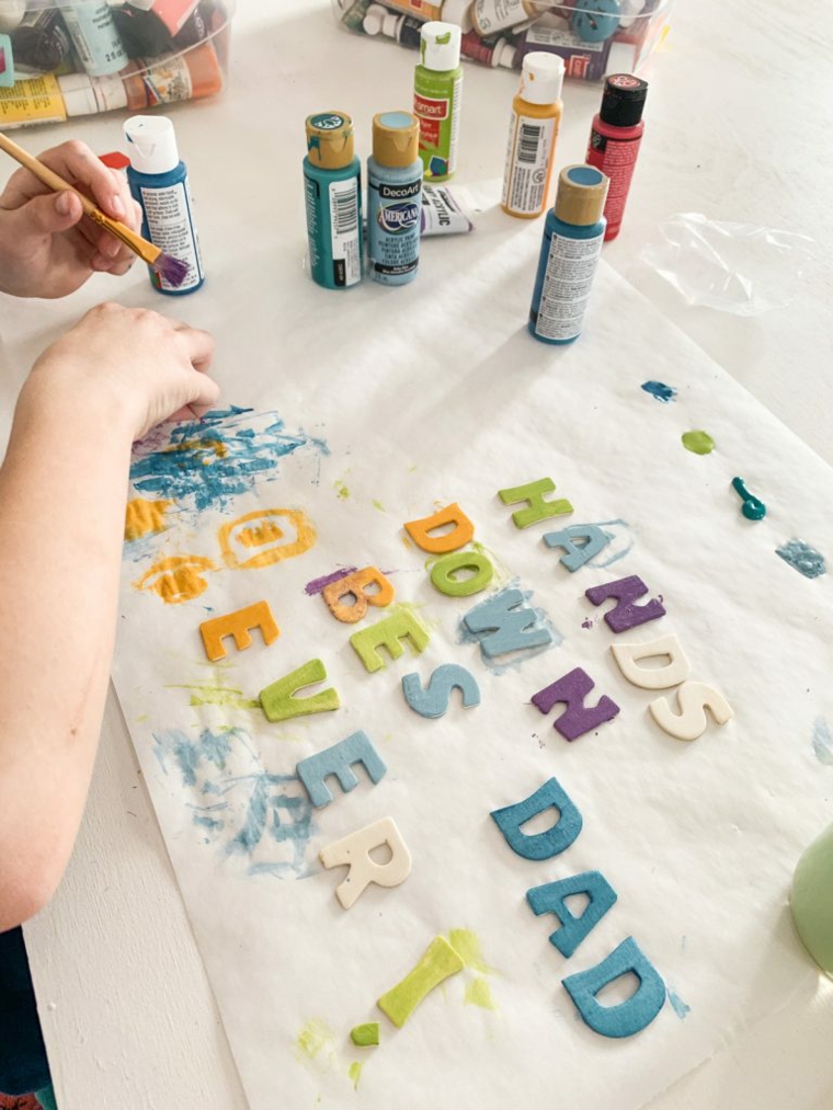 dipingere lettere di legno con colori acrilici lavoretti per il papà facili
