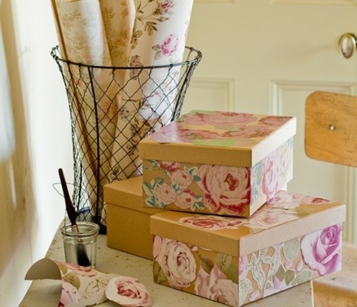Idee regalo fai da te, découpage motivi floreali su scatole di cartone, regali per la festa della mamma
