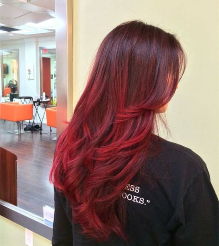 un'idea di tendenza per capelli scuri con balayage tendenti al rosso-bordeaux
