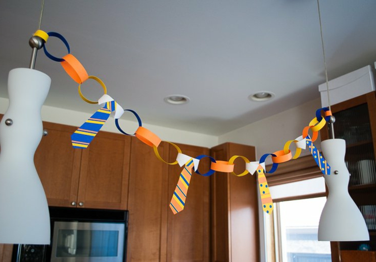 un'idea realizzata con dei cerchi e delle cravatte di carta da appendere: idee festa del papà
