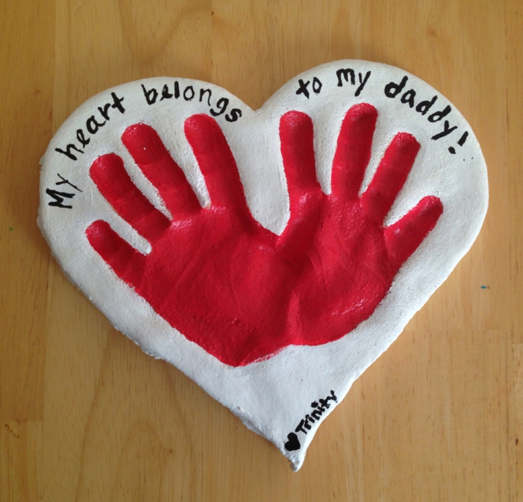 una proposta di lavoretti per il papà a forma di grande cuore con le impronte delle mani