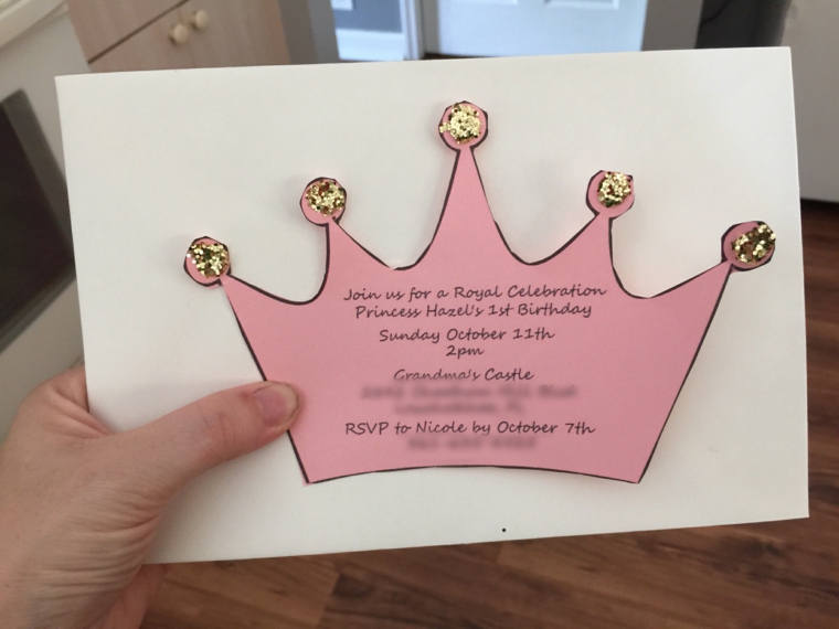 idea semplice e originale fai da te per dei biglietti di invito alla feste di compleanno di una bimba a forma di corona