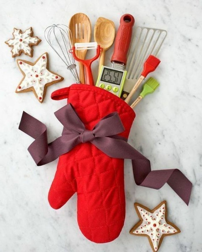 Oggetti fai da te semplici, idea regalo guanto da cucina rosso con utensili, biscotti di natale decorati 