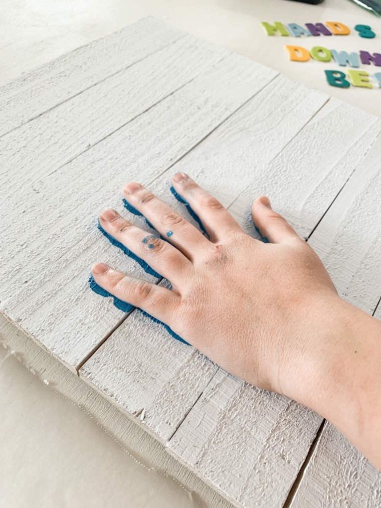 impronta manina con colore blu lavoretti per il papà fai da te lettere di legno colorate