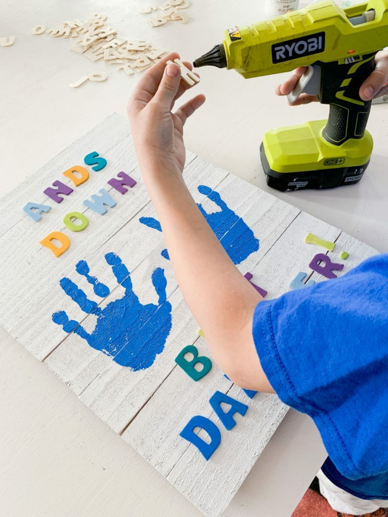 incollare lettere di legno colorate disegno con impronta manina lavoretti per il papà scuola primaria