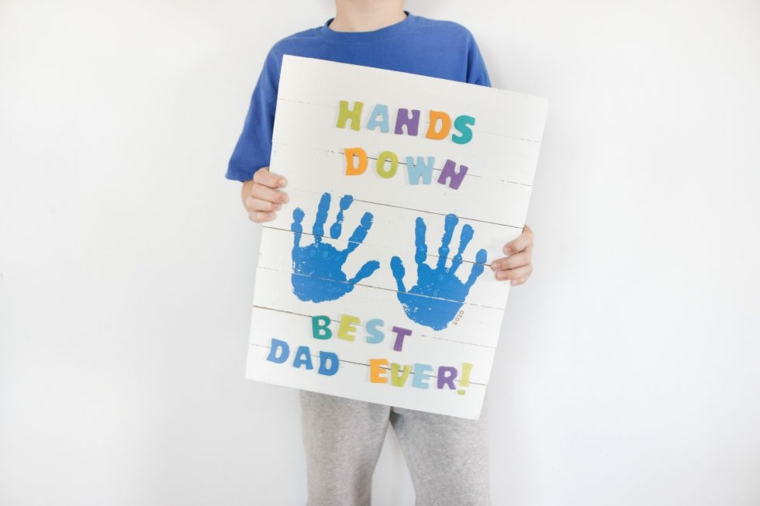 lavoretti festa del papà cornice con impronte delle mani decorazione con scritta colorata