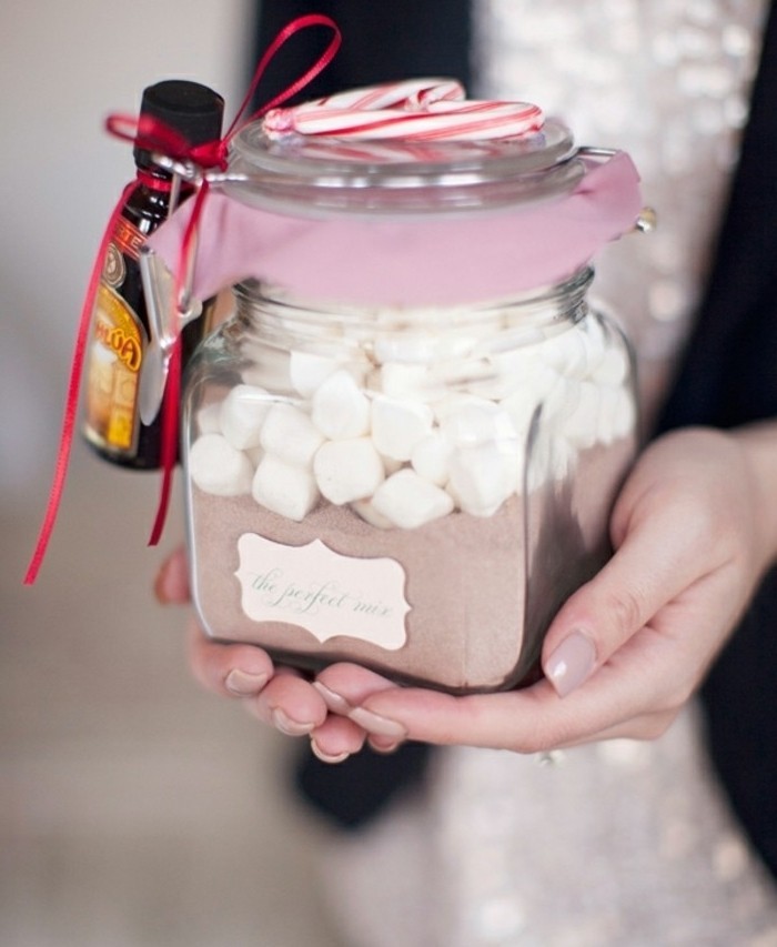 Barattolo di vetro decorato, idee regalo fai da te, cioccolato in polvere e pezzettini di mashmallow 