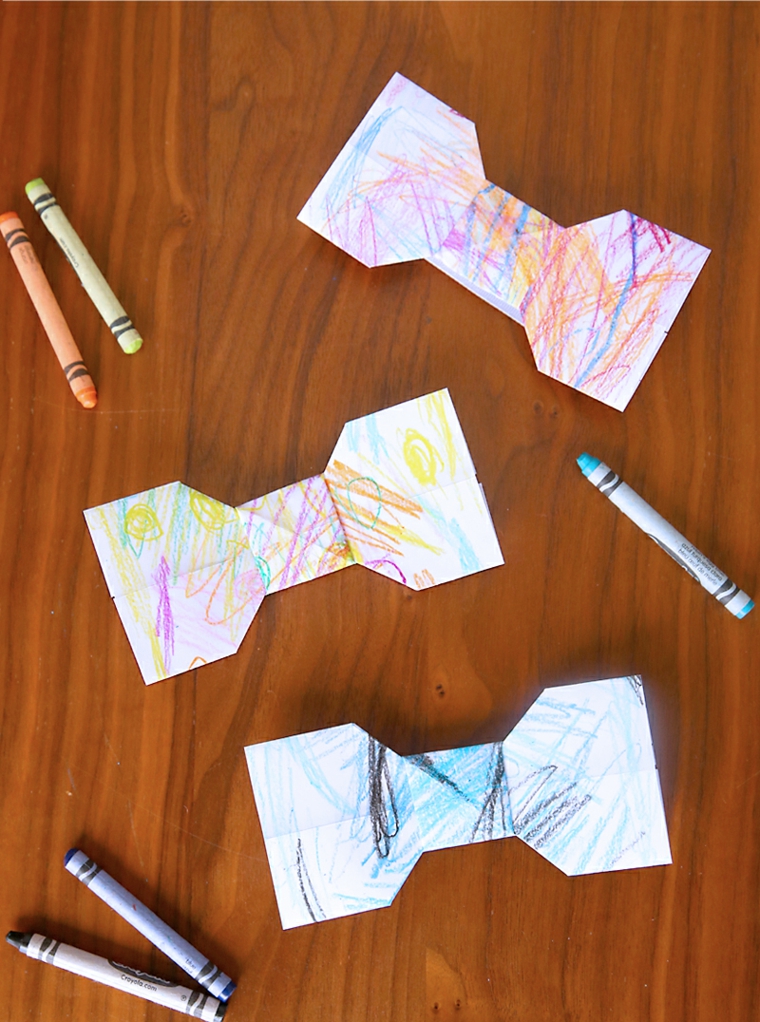 un'idea di regalo per papà realizzato con dei cartoncini ritagliati a forma di papillon e colorati