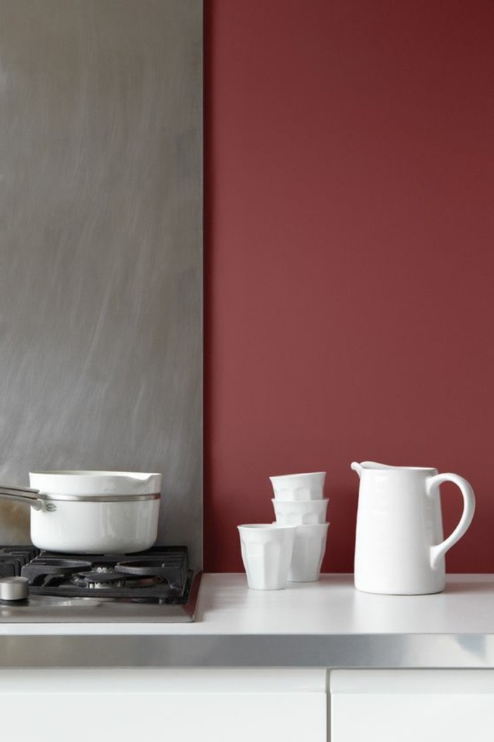 Cucina moderna, abbinamento colori pareti, grigio e rosso bordeaux, utensili porcellana colore bianco 