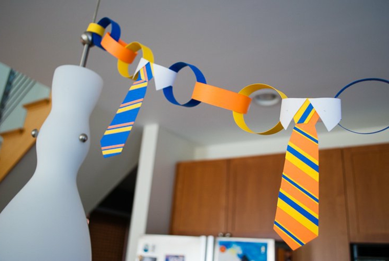 delle cravatte a strisce colorate appese in un festone come regalo per papà 