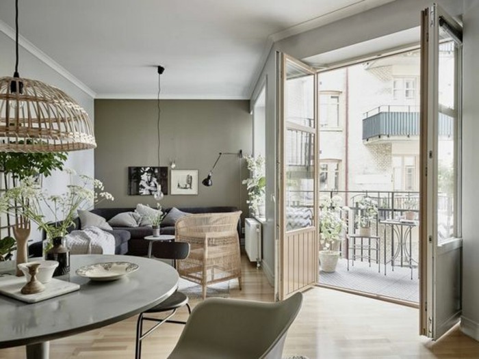 Pareti color tortora, abbinamento grigio e bianco, soggiorno tavolino basso, porta finestra per il balcone 