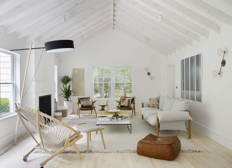 Soggiorno arredato con mobili di legno, decora la tua casa, soffitto in pendenza con travi di legno bianche 