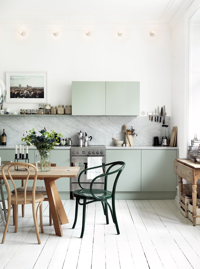 Paraschizzi in marmo colore grigio, cucina arredata con mensole e scaffali, interni case moderne, tavolo da pranzo in legno 