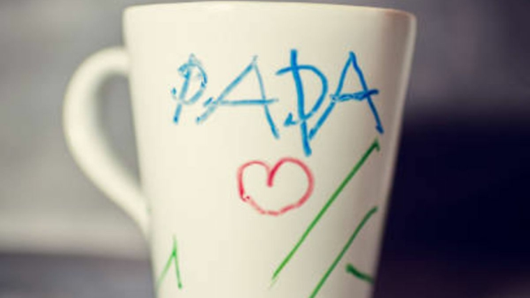 tazza bianca con scritta per il papà disegno di cuore e linee verdi