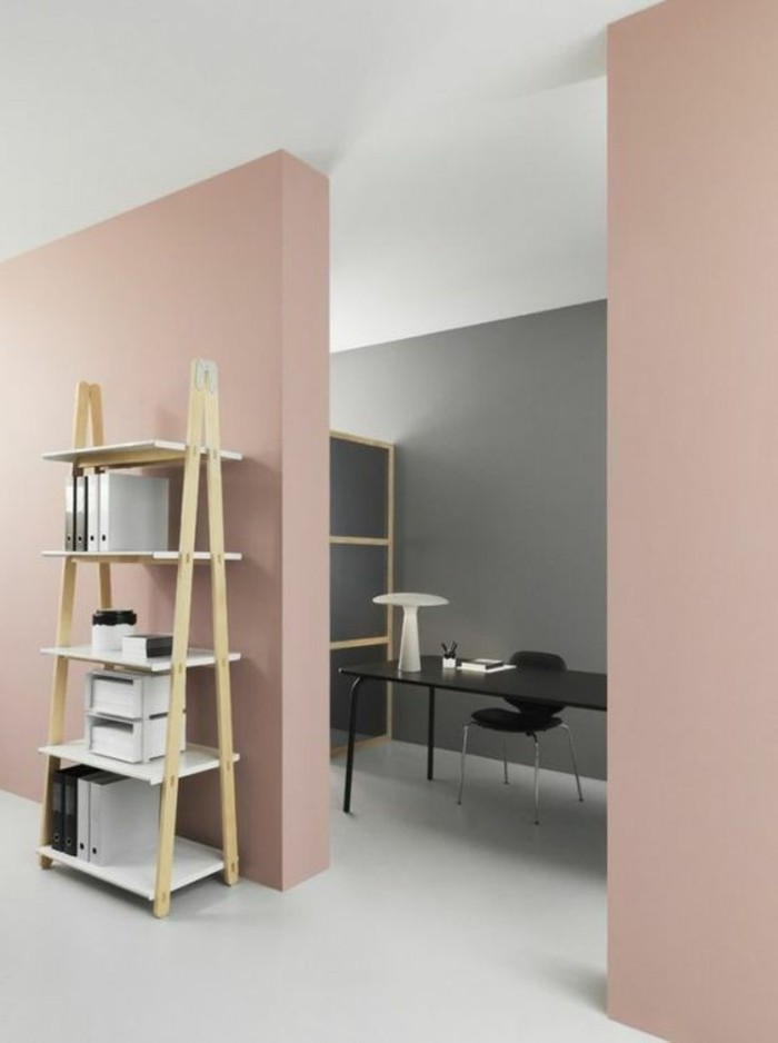 Idea come abbinare i colori, rosa e grigio, zona di lavoro con parete divisoria e scrivania nera 
