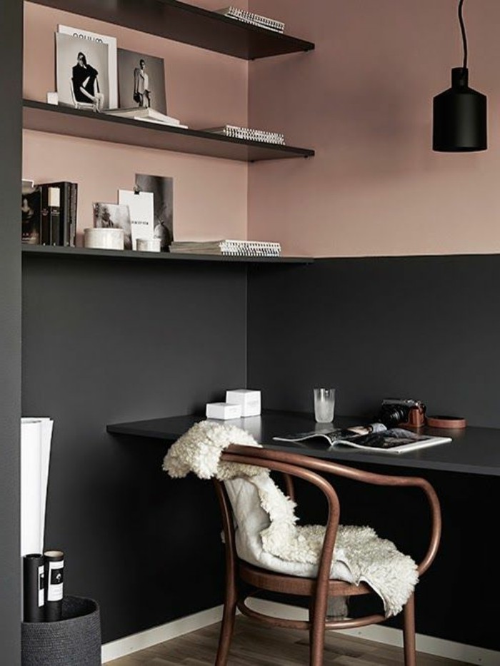 Color tortora abbinamenti al rosa, ufficio in casa, arredamento con mensole e scrivania 