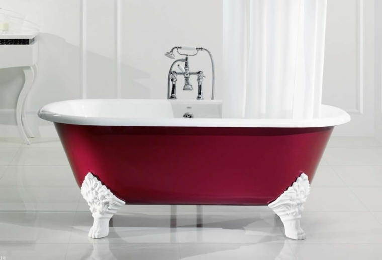 Come arredare un bagno, vasca di colore rosso stile vintage, ornamenti con intarsi 