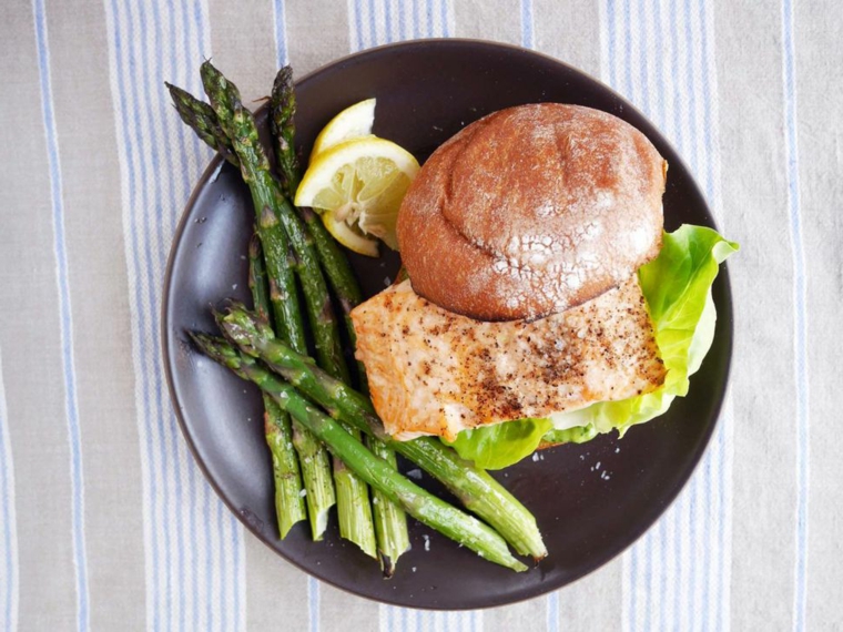 Filetto di salmone in un panino con contorno di asparagi, secondi piatti semplici e gustosi