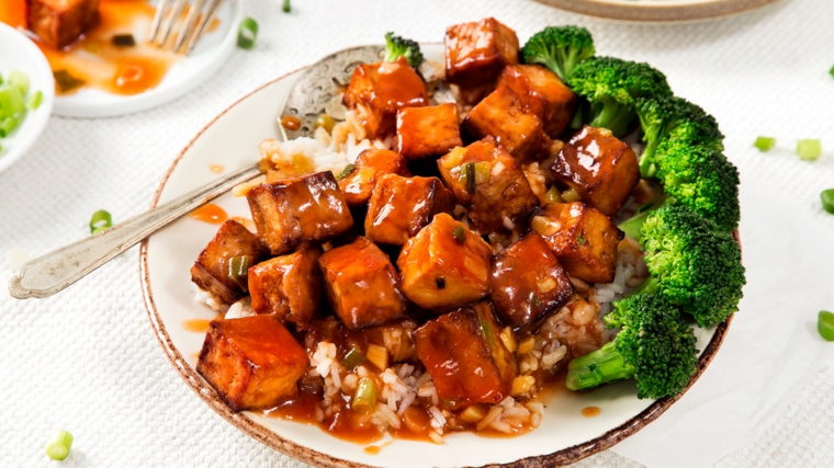 piatto sano ed equilibrato con dei bocconcini di tofu caramellati in una salsa agodolce, broccoli e riso