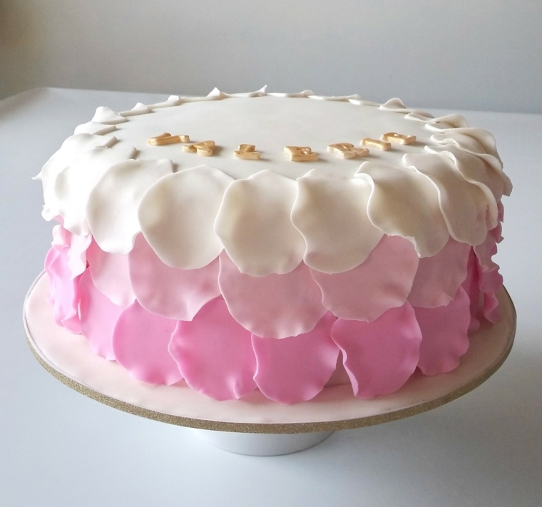 Cake design e torte di compleanno semplici, forma rotonda con petali di rosa bianche e rosa 