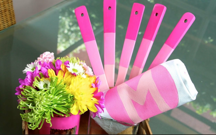 pianta con fiori colorati, mestoli rosa, strofinaccio con la lettera m, idea per lavoretti per la festa della mamma