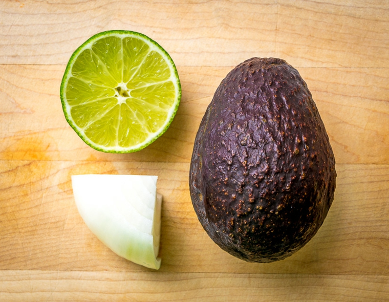 Ricette avocado, il frutto esotico abbinato al succo di un lime e cipolla 