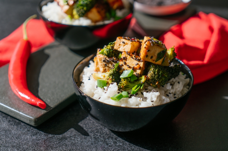 Ricette con il tofu, piatto con riso bianco con broccoli e sesamo, piatto con verdure