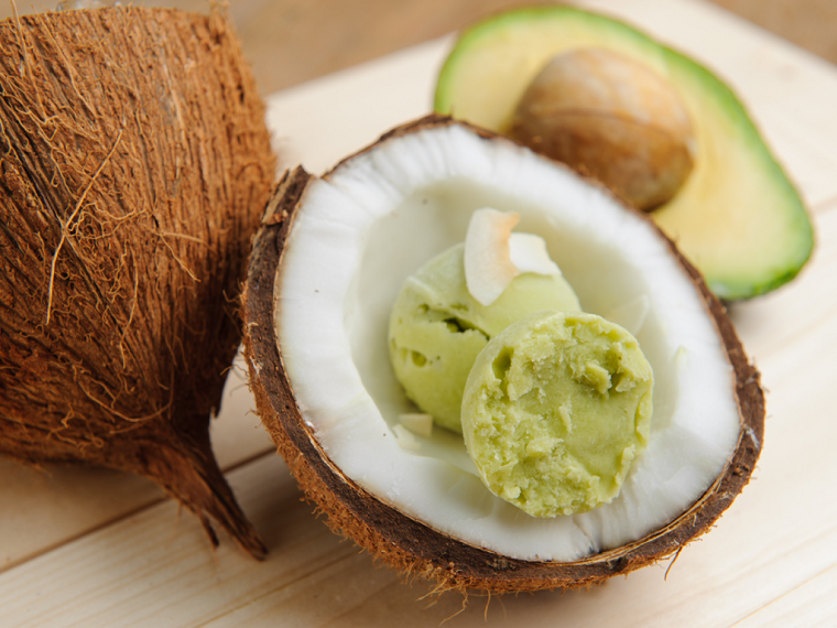 Ricette con avocado, un cocco tagliato a metà con due palline di pelato all'avocado 