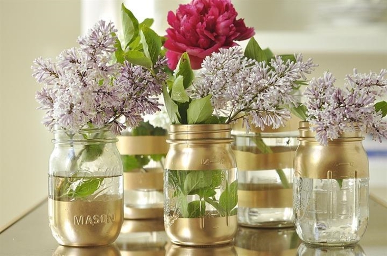 accessori per decorare una cucina shabby moderno, dei vasi in vetro con strisce dorate e fiori