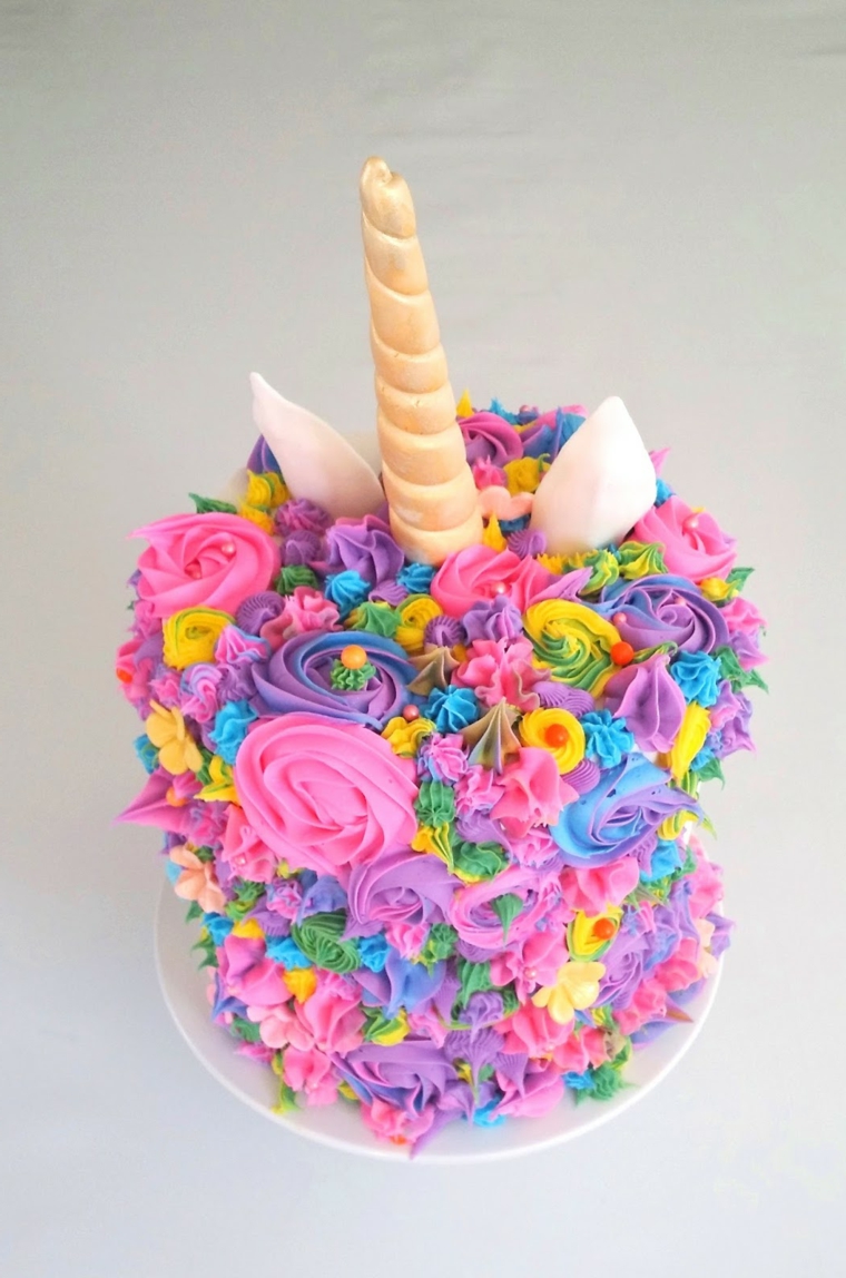 Torte compleanno semplici, idea decorazione con un unicorno e crema pasticcera colorata 