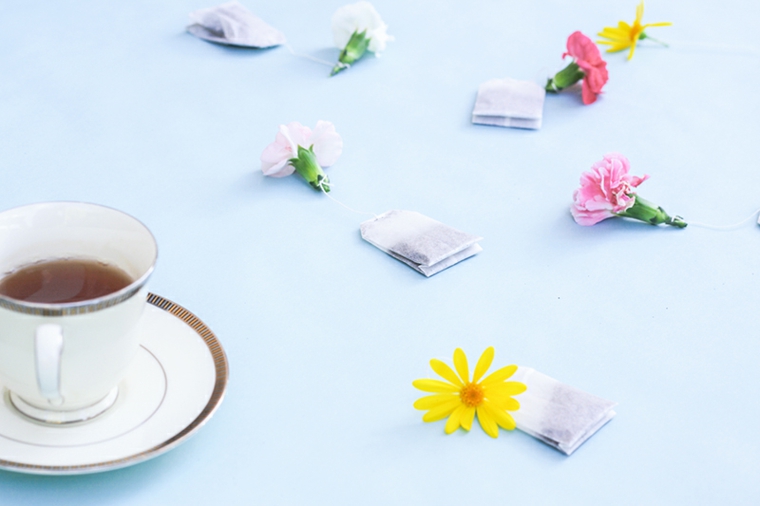 idea creativa per lavoretti festa della mamma, delle bustine di tè con fiori colorati sul filo