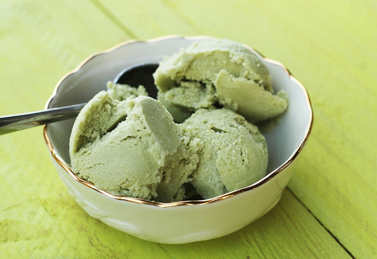 Idea per un dolce, gelato al gusto di avocado servito a palline in una ciotola 