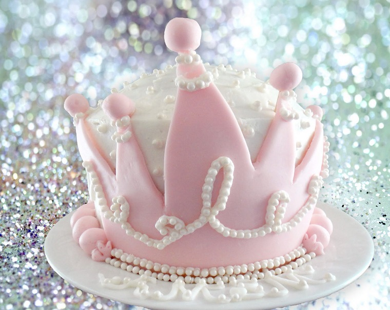Piccolo dolce rotondo forma corona rosa e perle finte, torte di compleanno semplici
