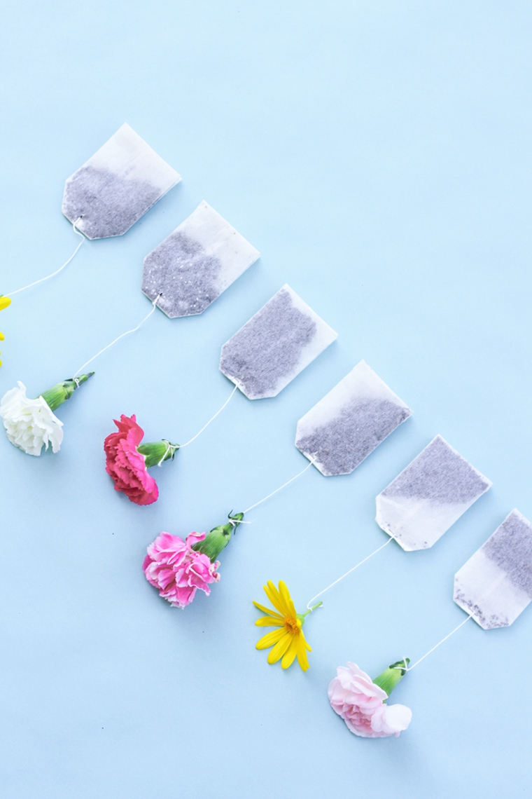 bustine di tè con dei fiori attaccati al filo, idea creativa per lavoretti mamma
