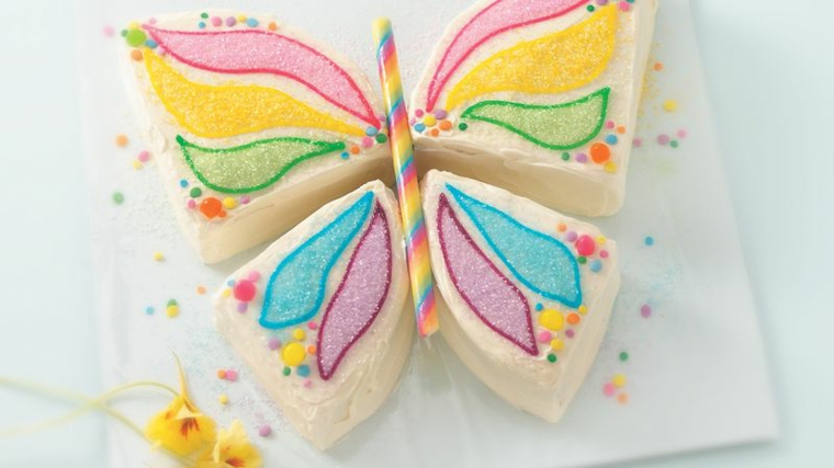 Torta a forma di farfalla decorata con zucchero colorato , torte di compleanno particolari