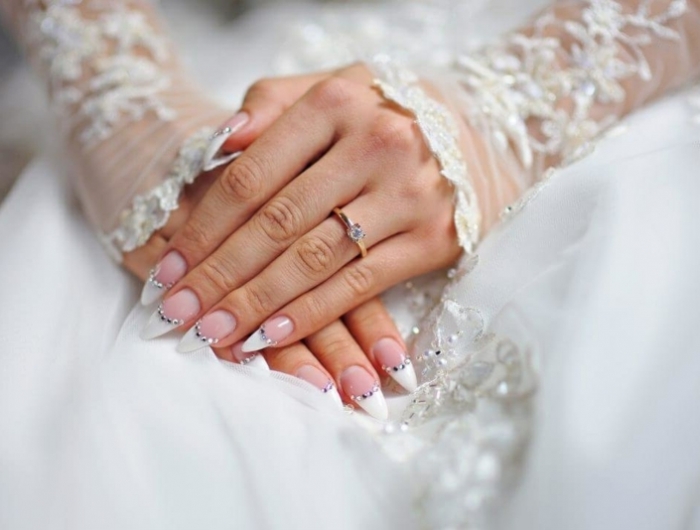 Unghie sposa, tutorial, abbinamenti al bouquet e tante immagini a cui ispirarsi